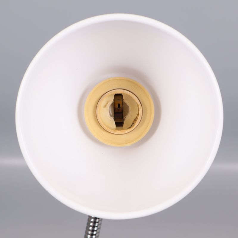 Vit lampskärm fotograferad inuti med sockel synlig