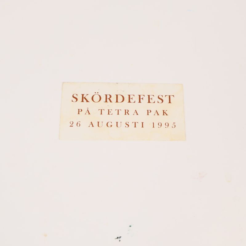 Närbild på etikett med texten Skördefest på Tetra Pak 26 Augusti 1995