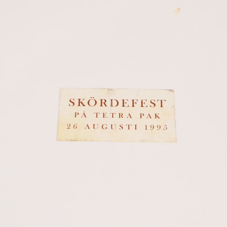 Närbild på etikett som anger event och datum