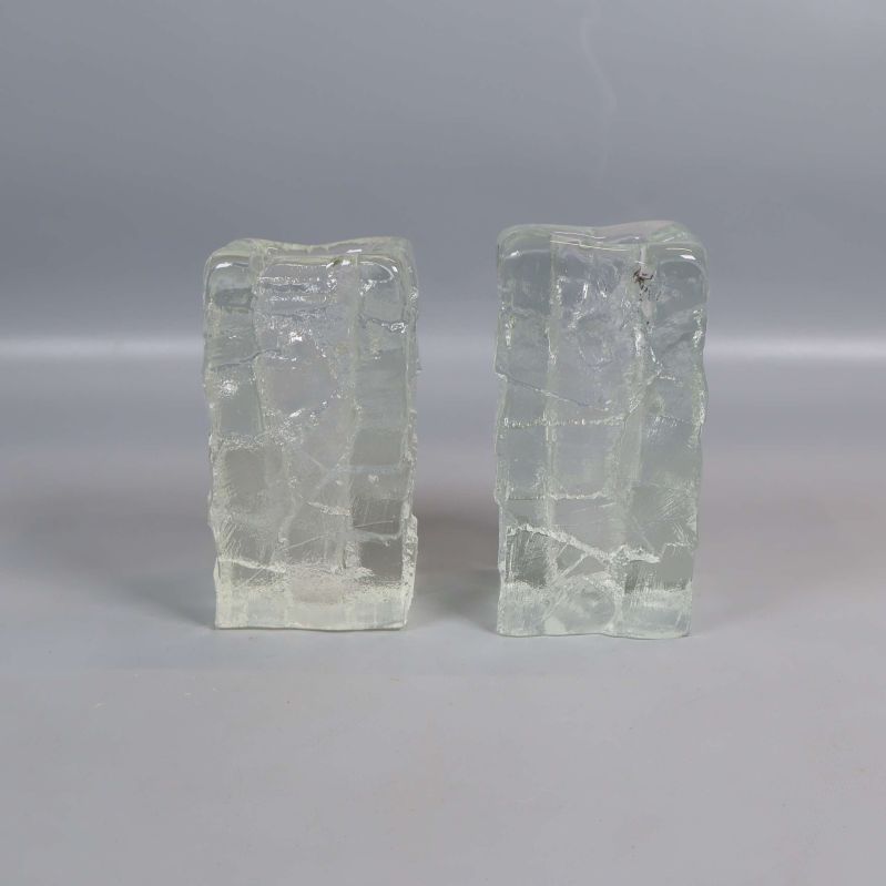 Framsida på två rektangulära vaser i glas