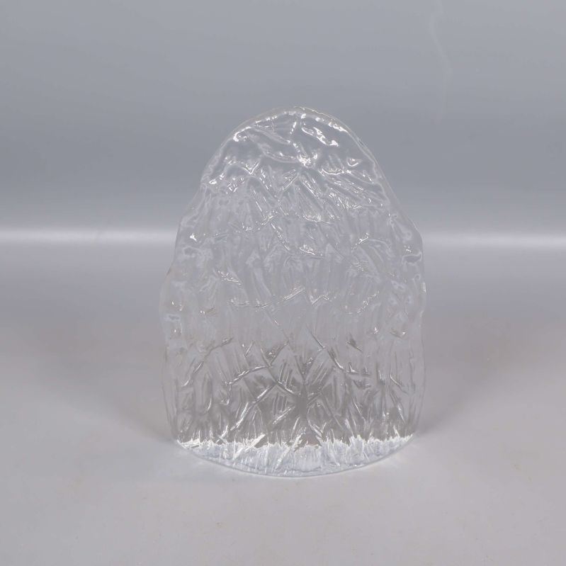 Glasdekor i genomskinligt glas fotad framifrån