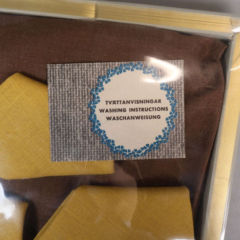 Tvättanvisningar i närbild ovanpå linnesetet