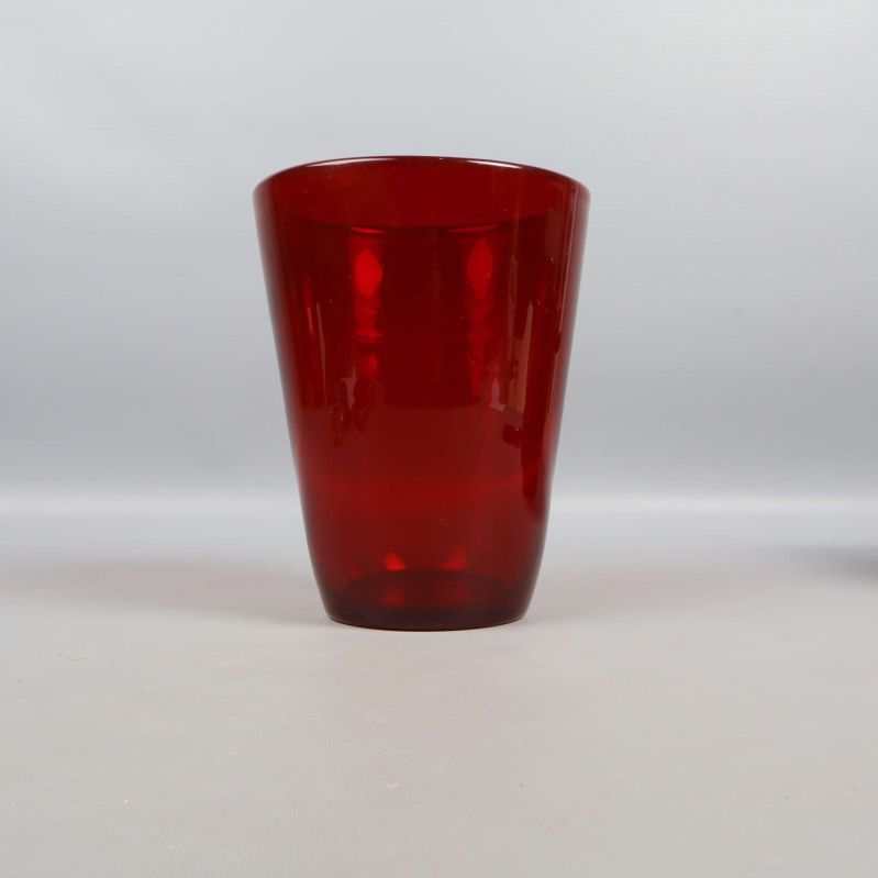 Röd glasvas fotograferad framifrån