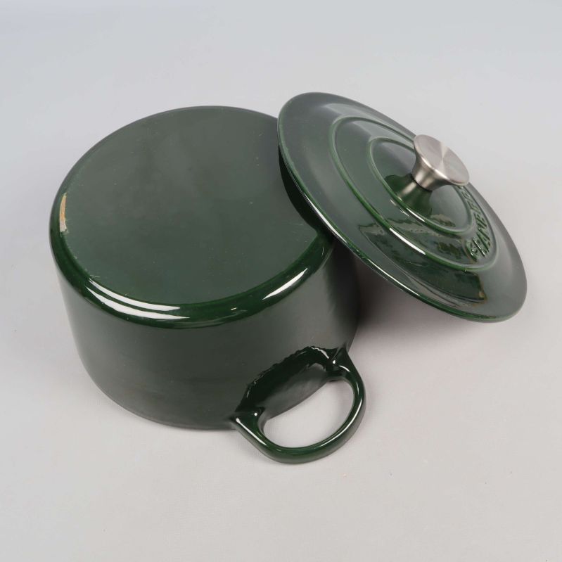 Gryta och lock med metall handtag, liggande för tydlig detaljvisning