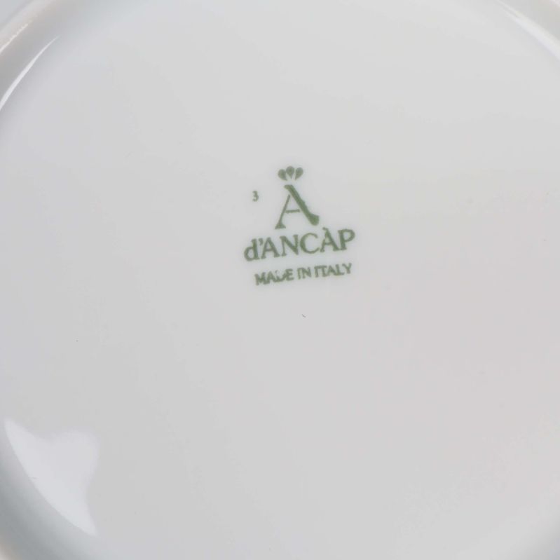Stämpel d'Ancap Made in Italy på porslinet