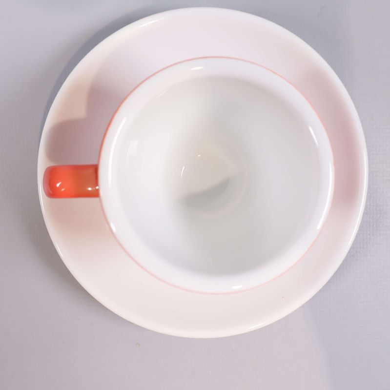 Espressokopp och fat ovanifrån med vit insida