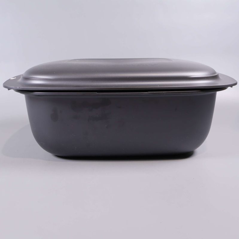 Tupperware form sedd från sidan med lock på