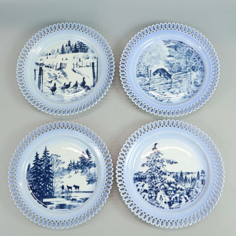 Fyra tallrikar i olika blåvita motiv ovanifrån
