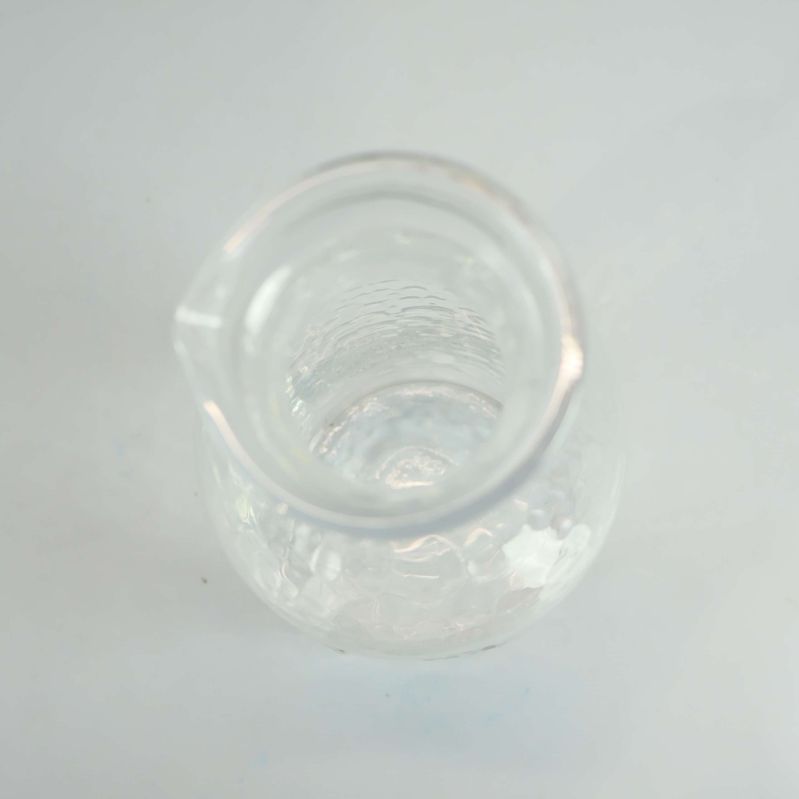 Glasflaska sedd uppifrån med tydlig mynning