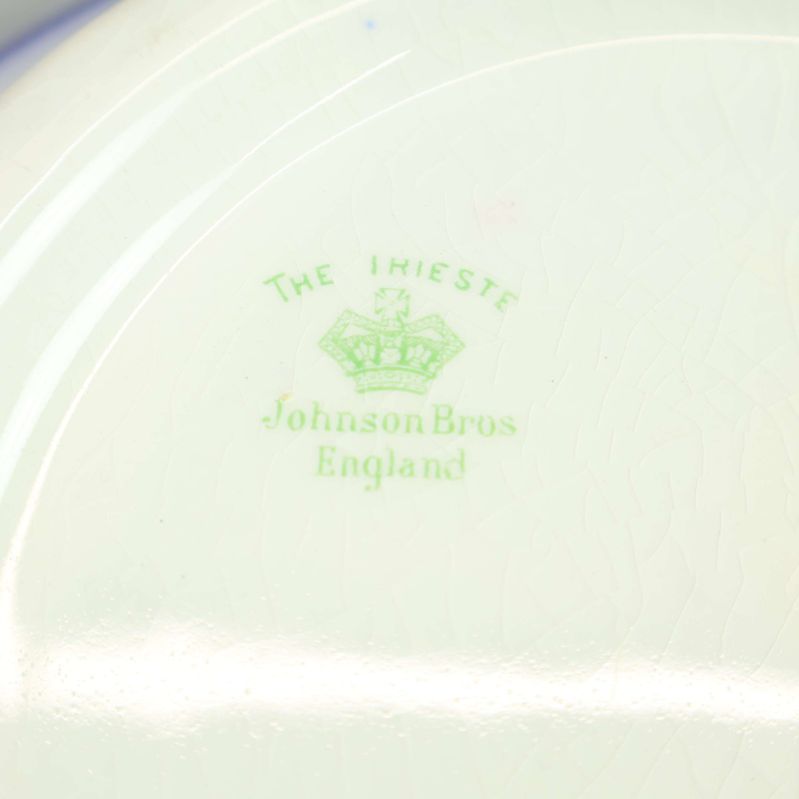 Närbild av Johnson Bros märkning på undersidan