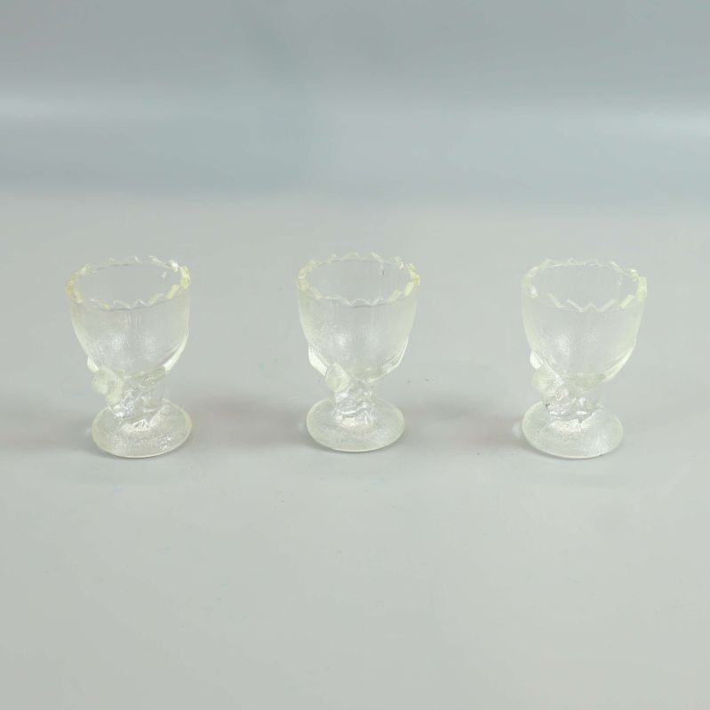 Tre transparenta äggkoppar i glas i rad