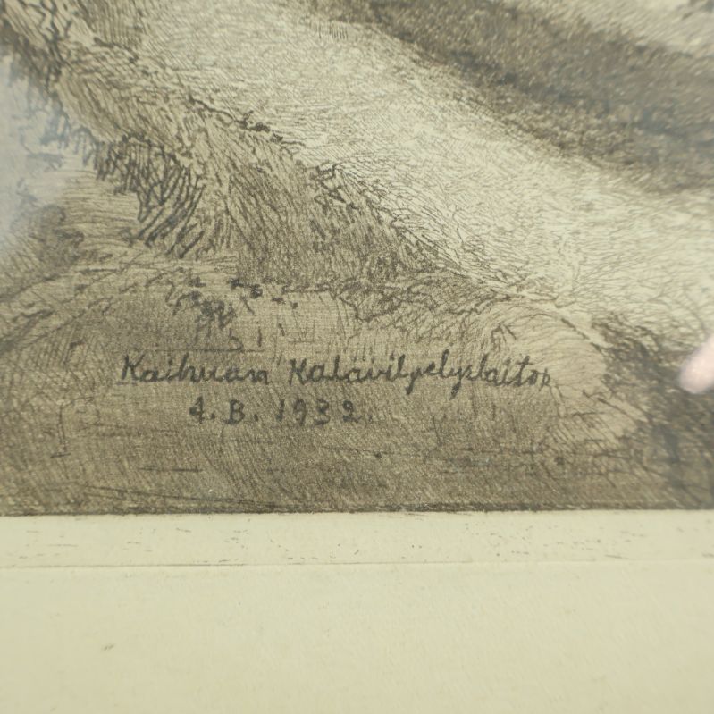 Närbild på motiv med text Kaivhuan Kalaviljelylaitos 4.B.1922