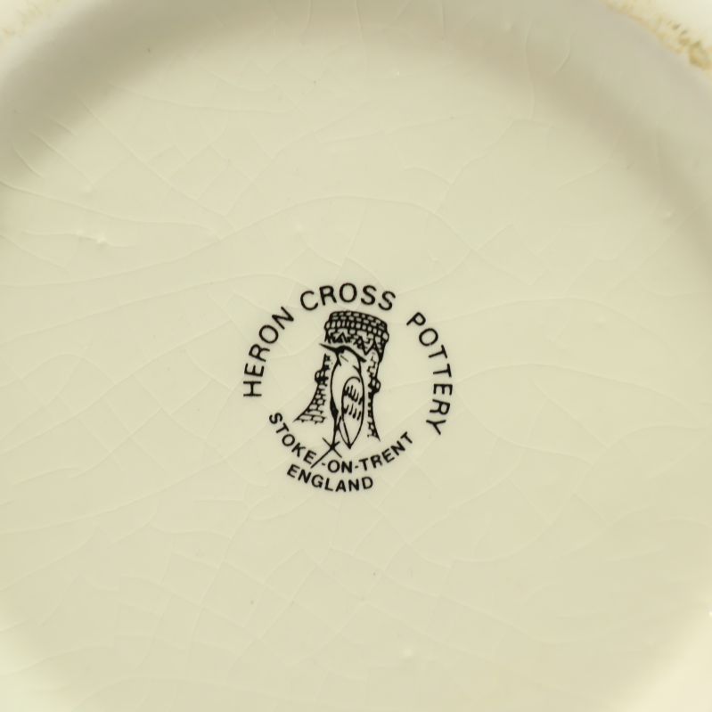 Närbild på kannans bottenstämpel från Heron Cross Pottery