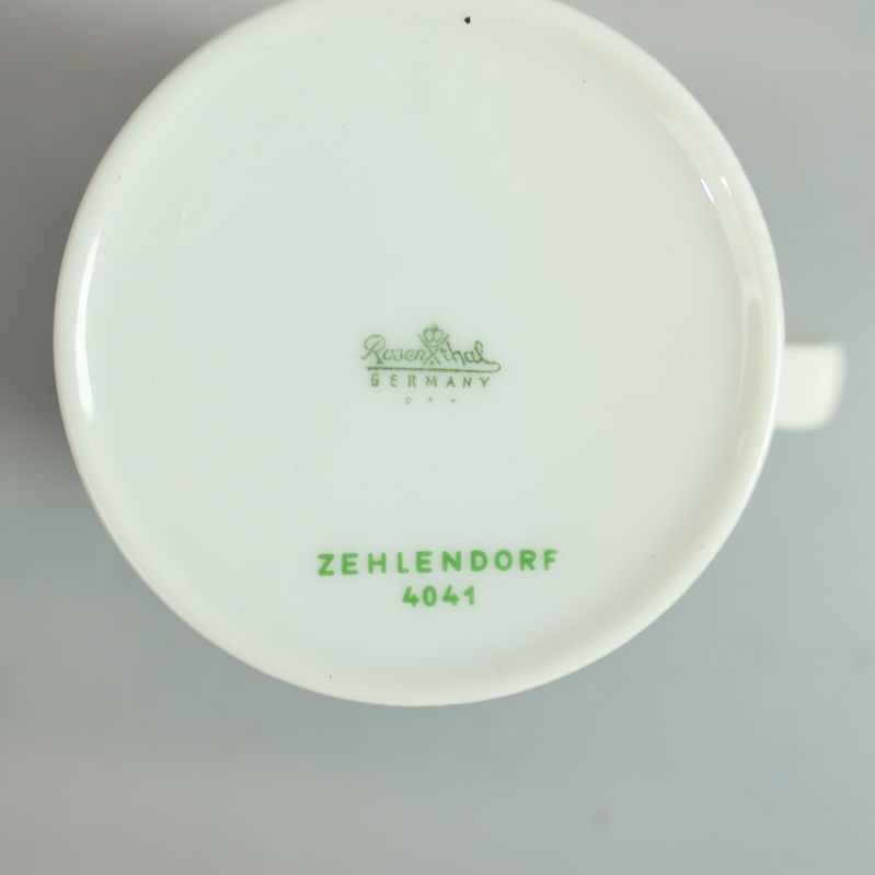 Närbild på koppens botten med text Rosenthal Germany och Zehlendorf