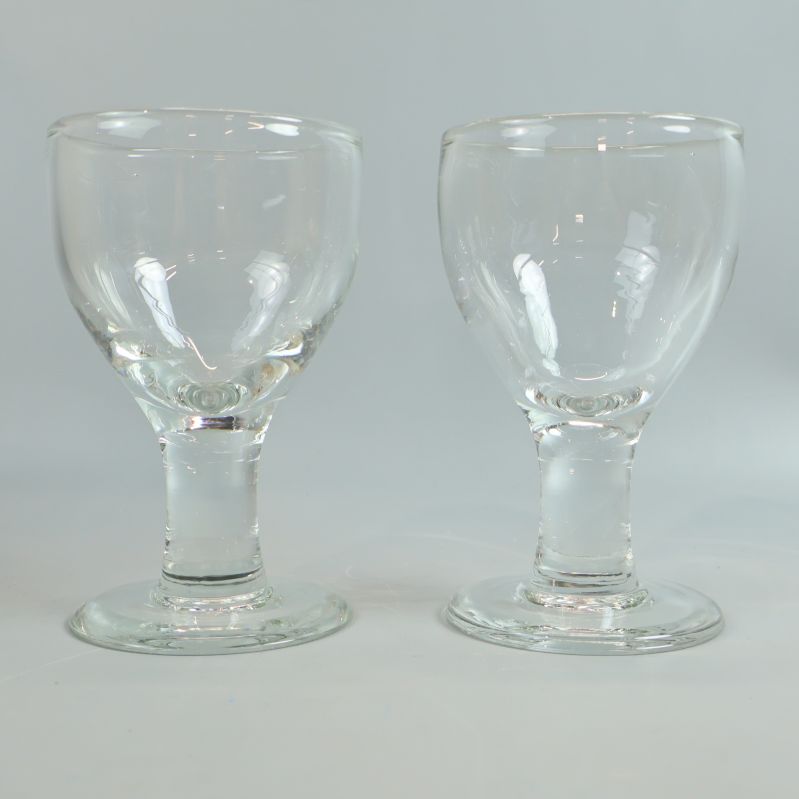 Par stilrena glas stående intill varandra