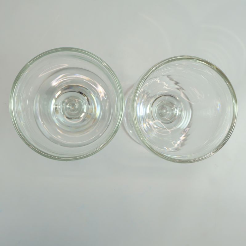 Två glas sedda uppifrån visar öppningens form