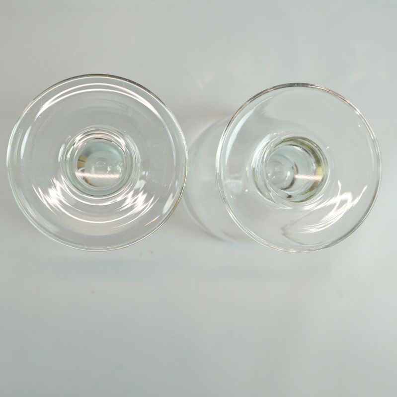 Två glas visade underifrån synlig fot och botten