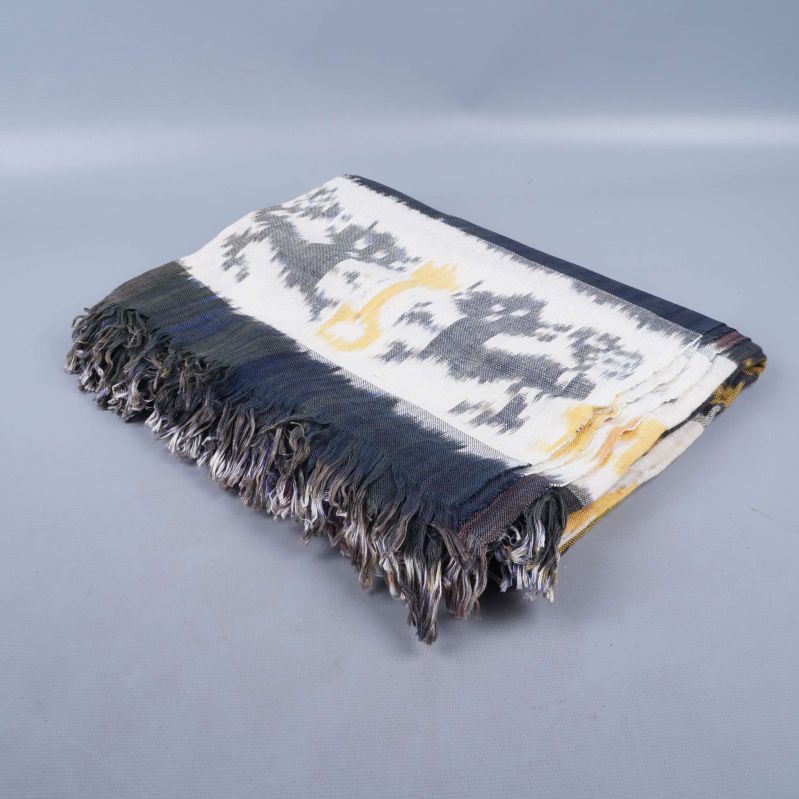 Hopvikt ikattextil med grafiska mönster i svart och vitt