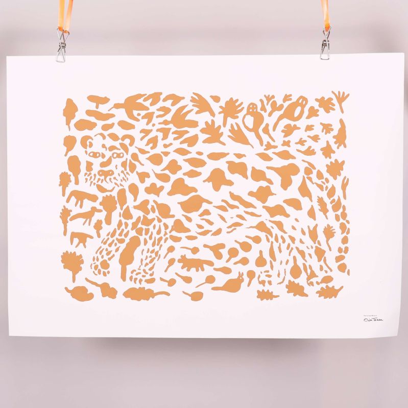 Vitt konsttryck med aprikosfärgad leopard och naturformer