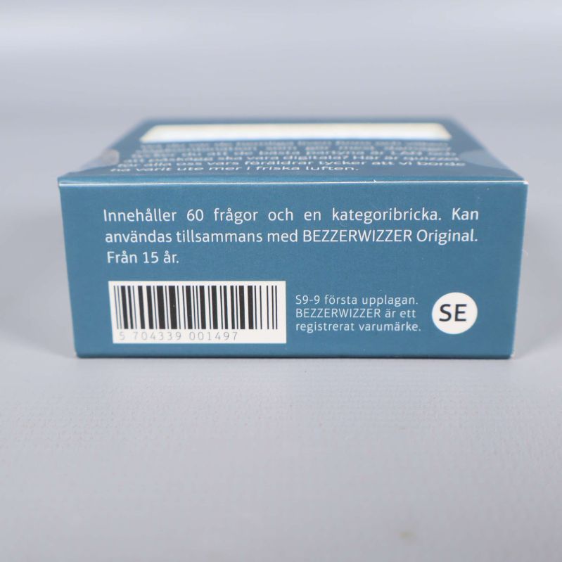 Närbild med text om innehåll och åldersgräns på quizspelet
