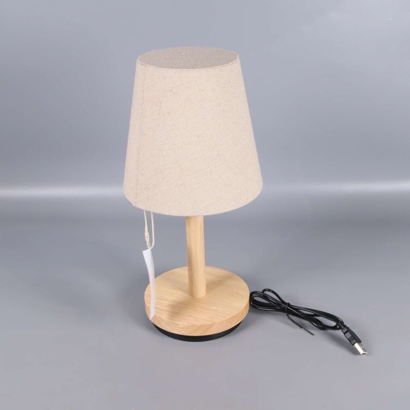 Bordslampa monterad med svart bas och anslutningssladd