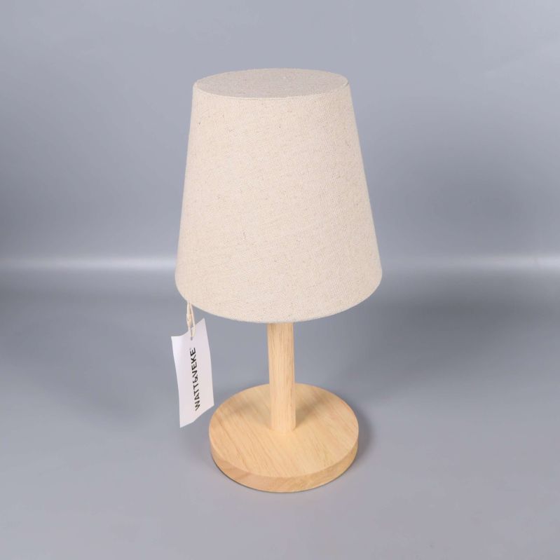 Bordslampa med beige textilskärm sett rakt framifrån