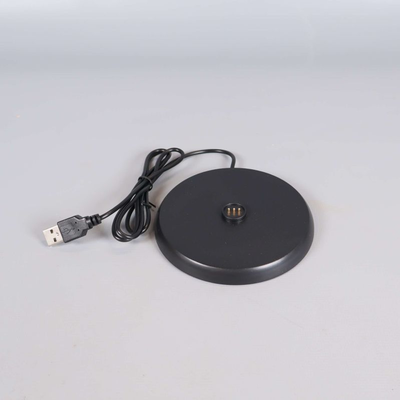 Svart rund laddplatta med USB-kabel