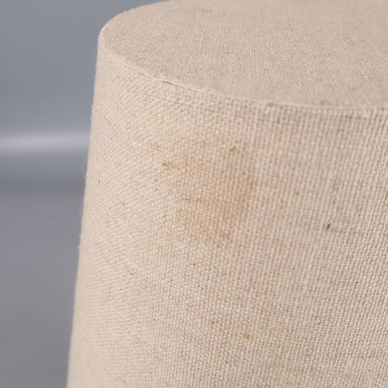 Närbild på beige tygskärm med svag fläck