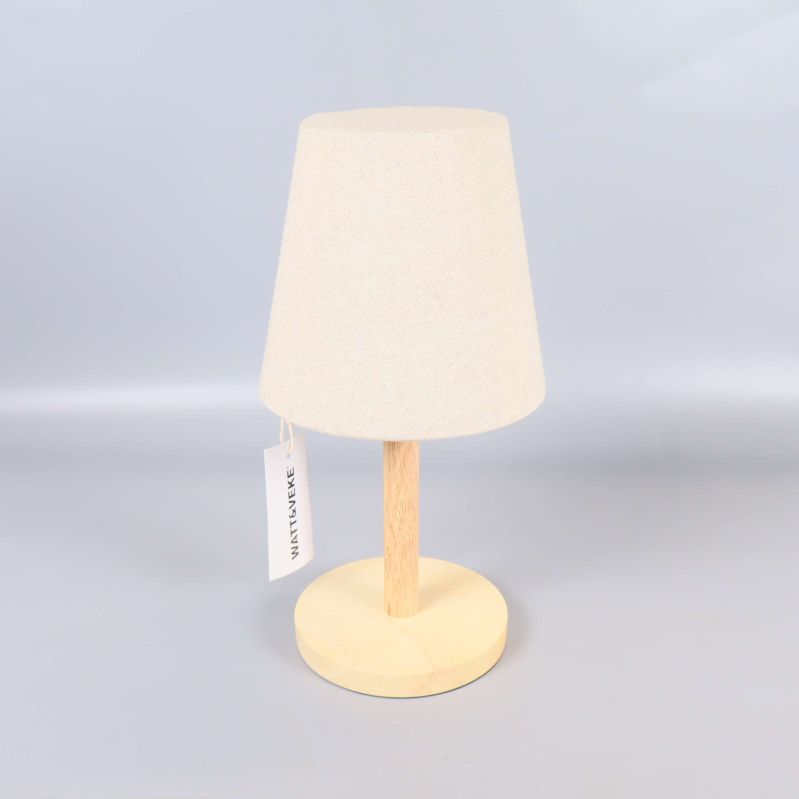 Bordslampa Tess med ljus textilskärm och träfot