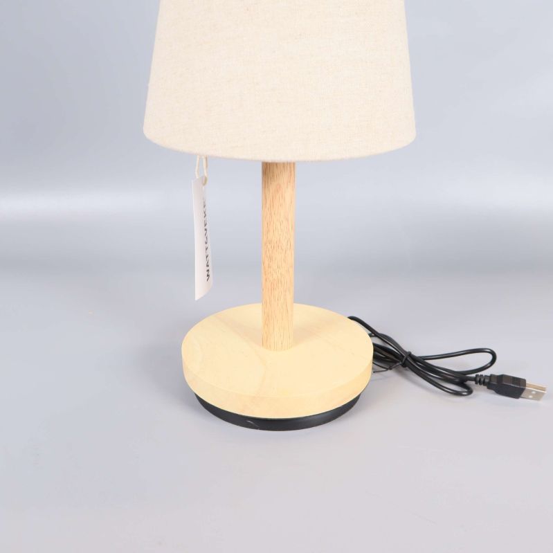 Närbild på lampans träfot och USB-kabel