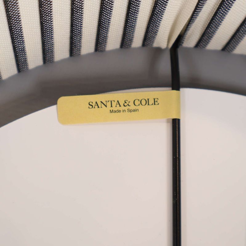 Närbild på SANTA & COLE etikett på lampskärm