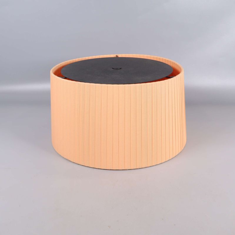 Lampskärm i cylinderform med mjukt aprikos tyg och svarta detaljer