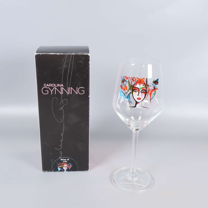 Rosévinglas med motiv och originalförpackning Carolina Gynning