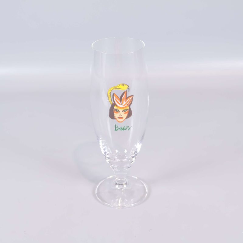 Glas med färgglad dekor och texten Bear