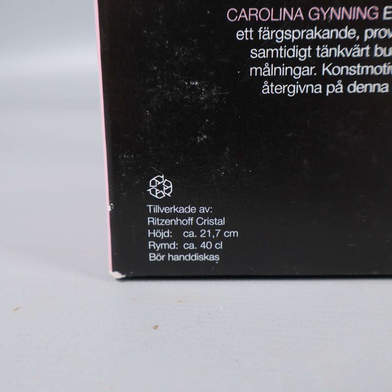 Närbild på text om höjd och volym på glasets förpackning