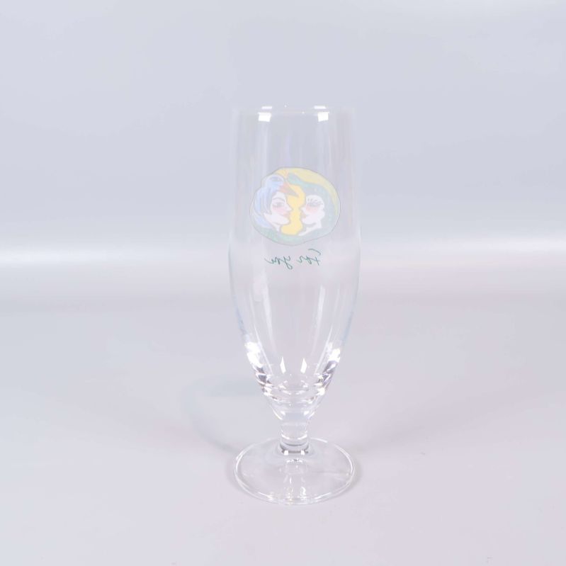 Framifrån på champagneglas med dekorativ design