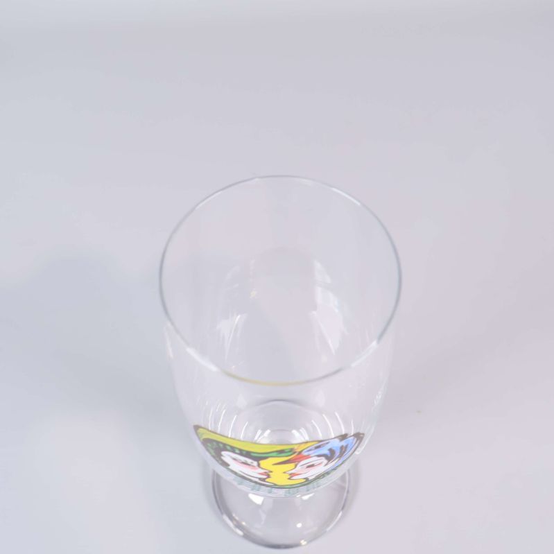 Överifrån vy av klart champagneglas med motiv