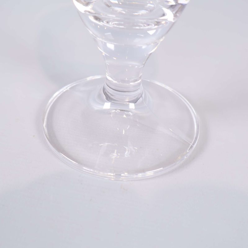 Fot och bas på transparent champagneglas