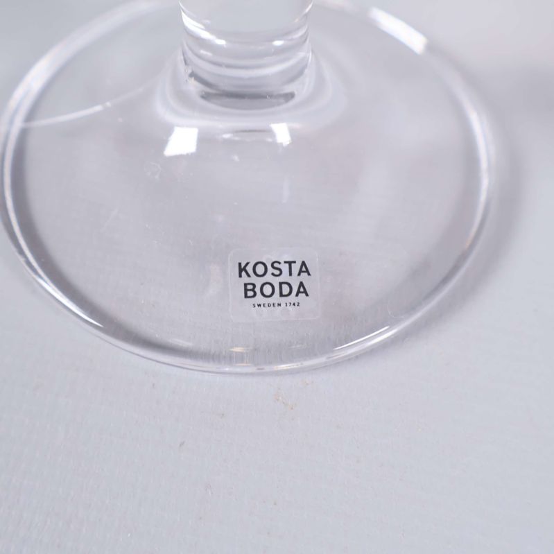 Kosta Boda logga tydligt tryckt på glasets fot