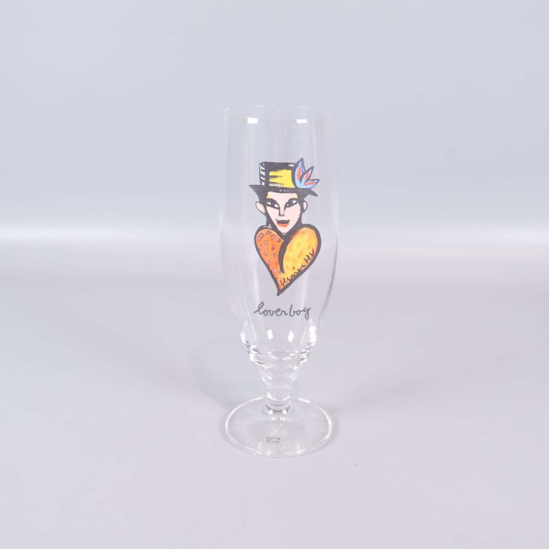 Högt glas med färgglad illustration och texten loverboy