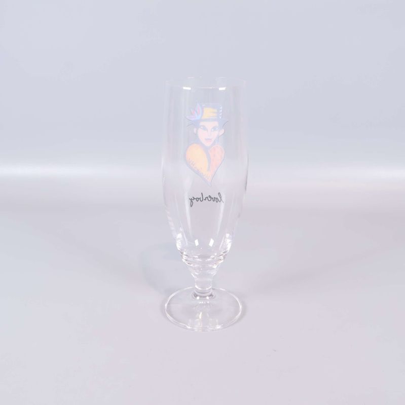 Baksidan av glas med illustration synlig igenom