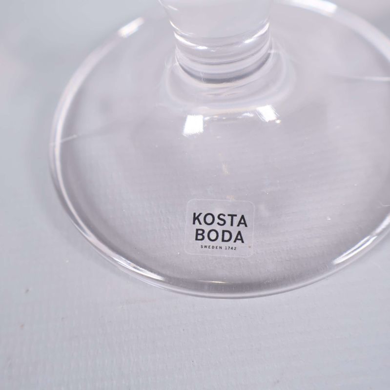 Närbild på Kosta Boda-märket i svart på glasets fot