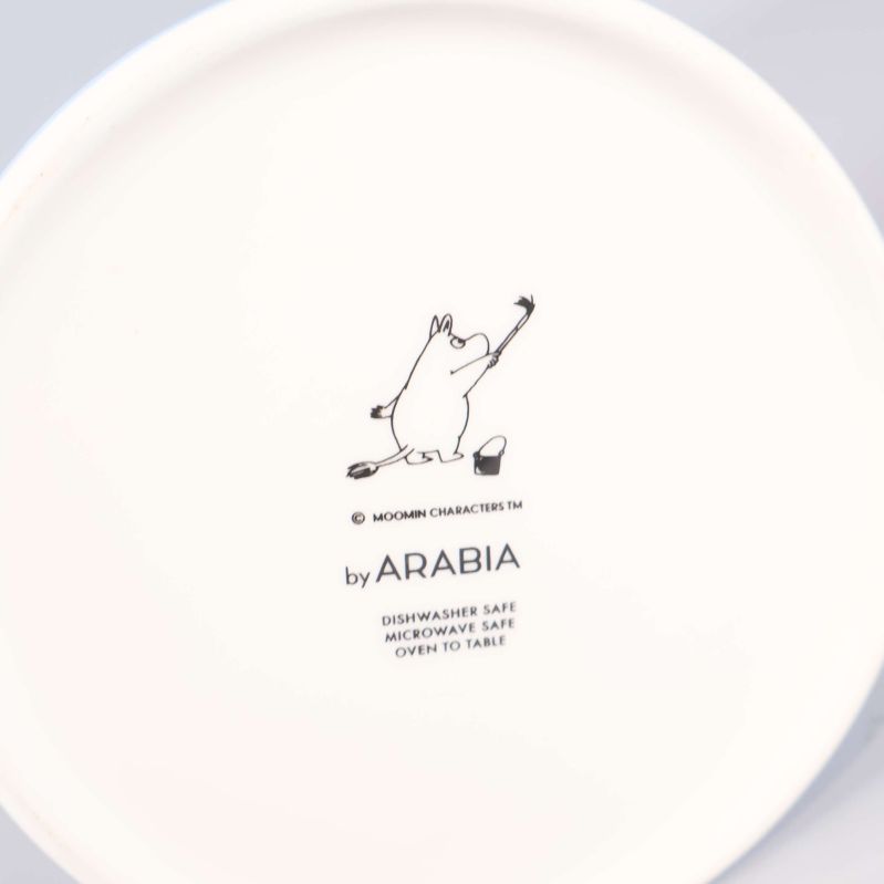 Botten av kanna med texten by ARABIA och Muminfigur