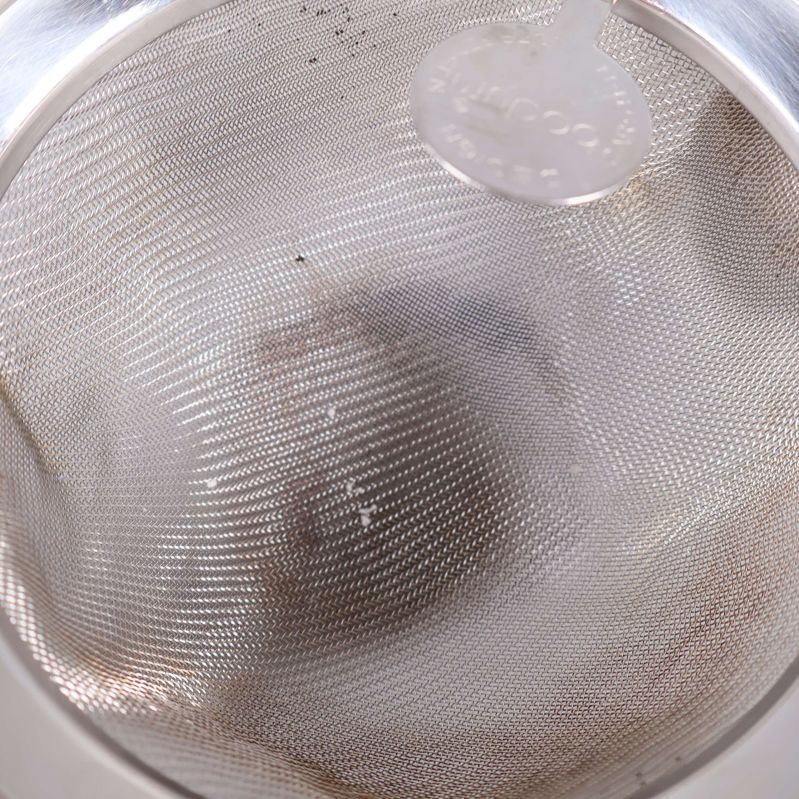 Närbild på metallsilens fina nätstruktur