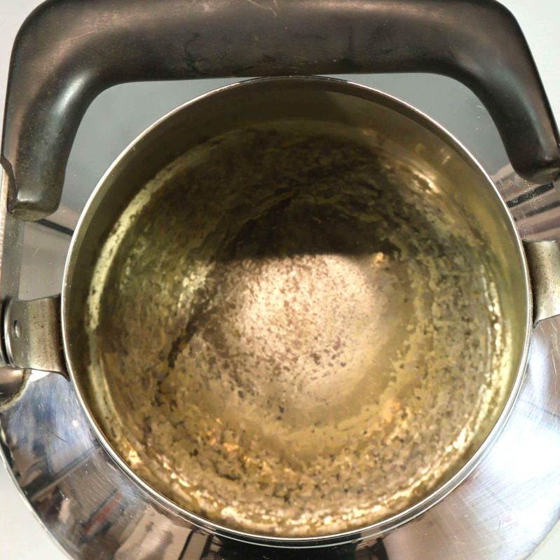Insidan av kaffepanna med synliga bruksspår