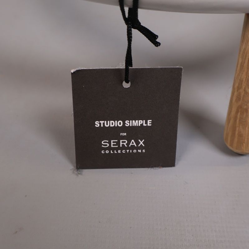 Närbild av etikett studio simple for Serax