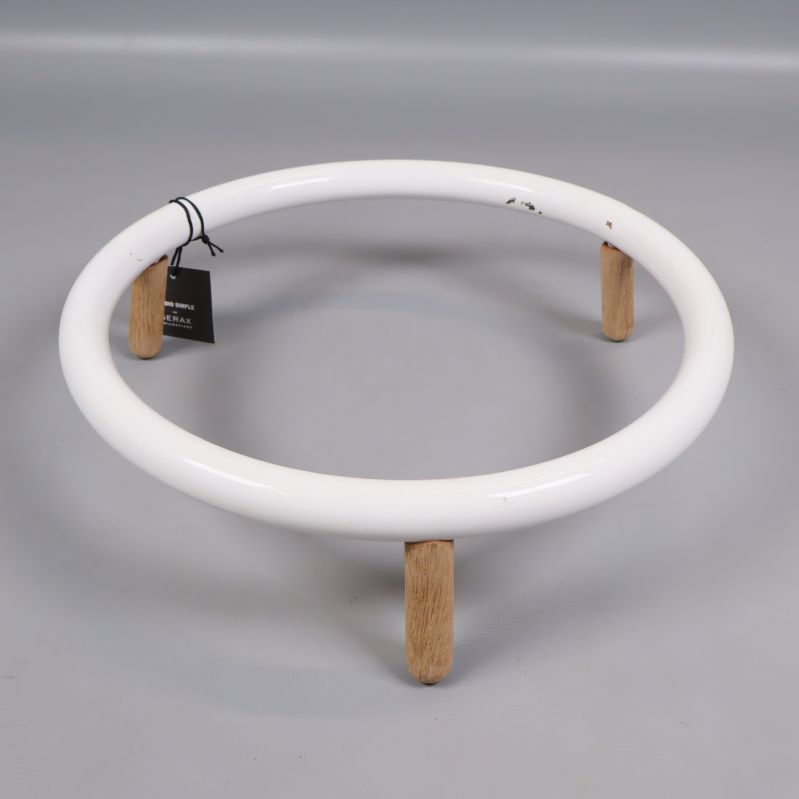 Vit ring i stativdesign med träben, sedd framifrån
