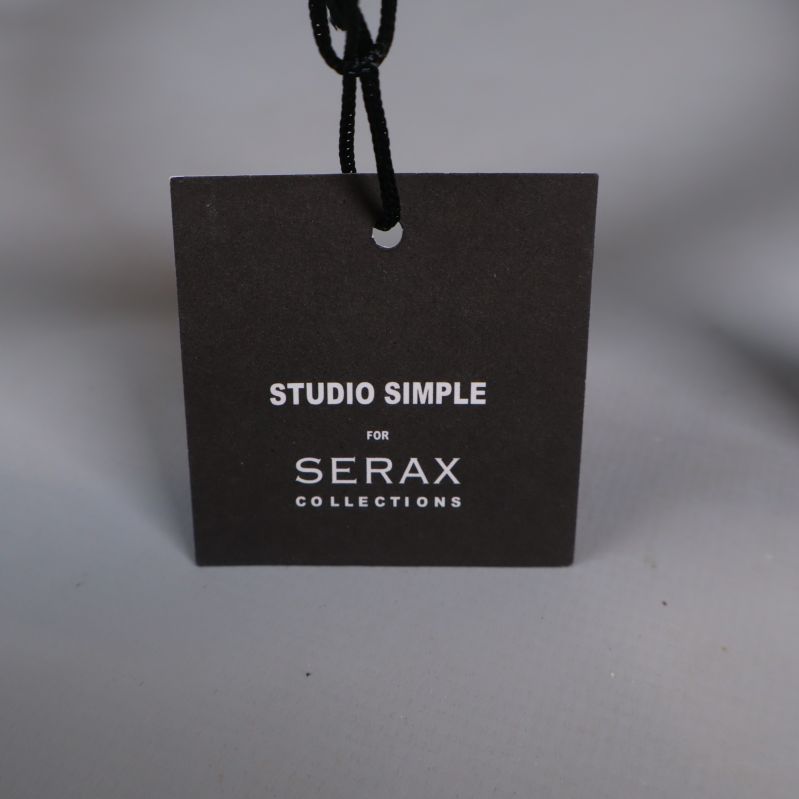 Närbild på Studio Simple for Serax produktetikett