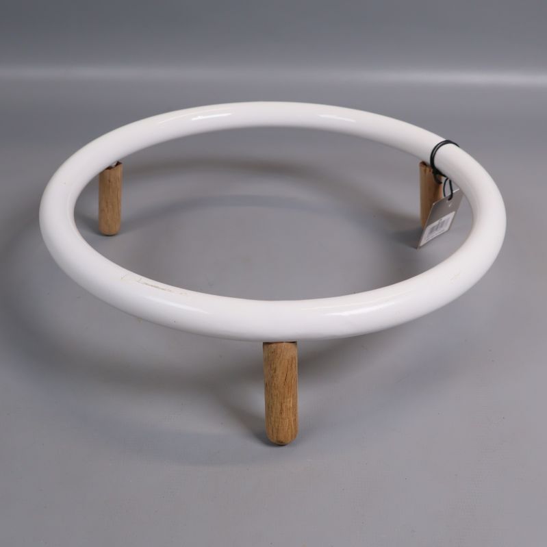 Piedestal med rund vit ring och ben