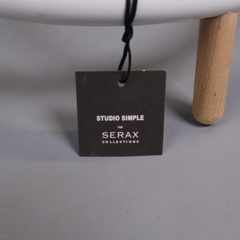 Etikett med texten Studio Simple Serax